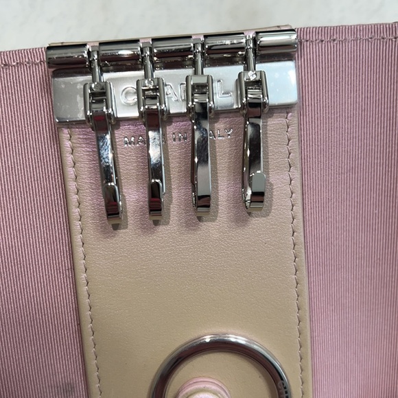 SOLD. ๐ธ Chanel Iridescent Pink Key Holder 21K ๐ธ - Picture 12 of 16